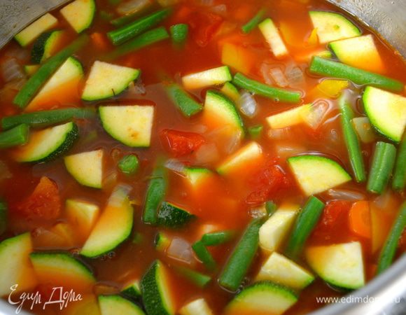 По истечении указанного времени добавить в кастрюлю фасоль и цукини. Аккуратно перемешать и дать провариться еще 3 минуты. Проконтролировать суп на соль и перец. Желающие на этом этапе могут добавить в суп несколько капель соуса Табаско.
