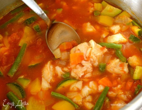 С помощью ложки осторожно разломать кусочки рыбы.