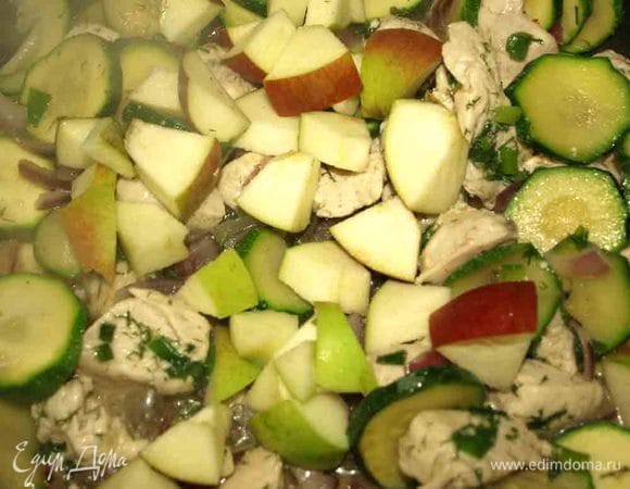 Яблоко очищаем от семян, режем кубиками и отправляем в сотейник к филе