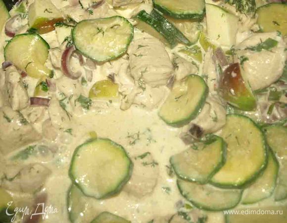 Добавляем сливки, закрываем крышкой и тушим. По желанию можно еще посолить и добавить перец