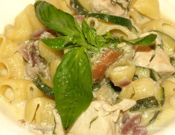 Потушить в макароны в соусе несколько минут. 
Подавать с базиликом.
Пипе риготе с куриным филе готово.
Ровно 30 минут и у вас обед!))
