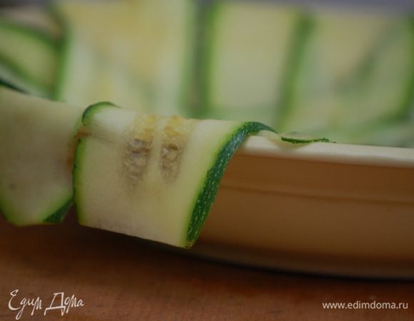 Все делаем очень быстро:  ставим чайник, чтобы закипел,  духовку включаем на 220 градусов. Промытый рис заливаем водой (1 часть риса : 2 части воды), даем закипеть, посолить, один раз перемешать рис, накрыть крышкой и варить на минимальном огне до готовности.  Пока варится рис – Рыбу и цукини нарезать длинными тонкими пластами. На рыбу тонким слоем нанести дижонскую горчицу и отставить в сторонку мариноваться. Цукини   залить кипятком. Через минуту воду слить.