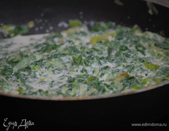 Для соуса: Ставим сковороду на средний огонь.  Лук полей режем кольцами, шпинат рвем руками и обжариваем  на смеси масел до мягкости (не нужно зажаривать!). Вливаем сливки. Доводим до кипения (помешивая), через минуту снимаем с плиты, добавляем мускатный орех, соль, перец. Посуду с соусом опускаем в холодную воду со льдом, пусть остывает.