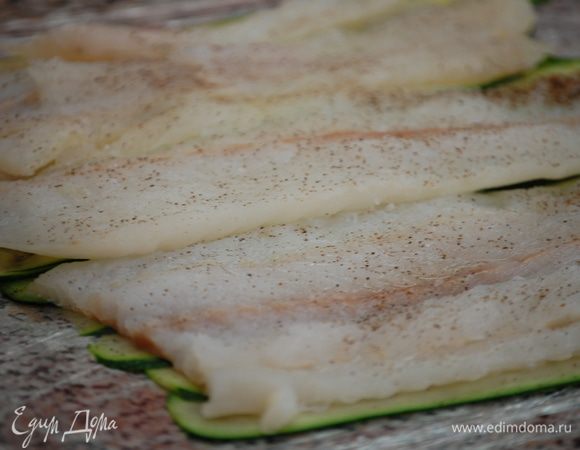 За это время цукини остыли, рыба промариновалась, духовка разогрелась до нужной температуры. Выстилаем пищевую пленку в два слоя, на неё внахлест укладываем цукини, сверху рыбу+ соль и  перец. 