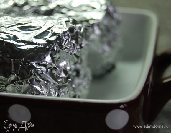При помощи пленки скручиваем нашу конструкцию в тугой рулет (как роллы), затем пленку  убираем, а рулет оборачиваем в фольгу и отправляем в духовку на 17 минут.  У меня получилось два рулета. Сразу хочу сказать, что  процесс скручивания рулетов очень "увлекательный"  )))) и нужно постараться. 