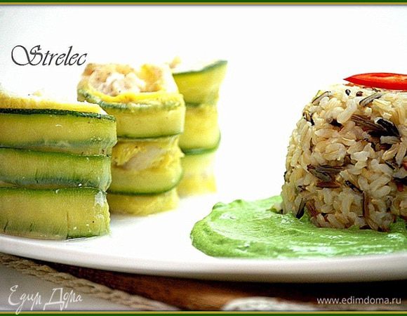 Выходим на финишную прямую.  В тарелку устанавливаем формовочное кольцо и выкладываем гарнир. Вокруг риса «рисуем» капельку из соуса или как вам больше нравится. Из духовки достаем  рыбу, разворачиваем фольгу и нарезаем рулет порционно. Выкладываем на тарелку.  
Приятного аппетита! 
