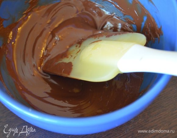 Шоколад наломать и растопить в СВЧ.