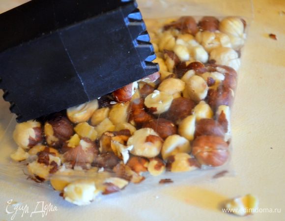 Орехи побить скалкой в крупную крошку.