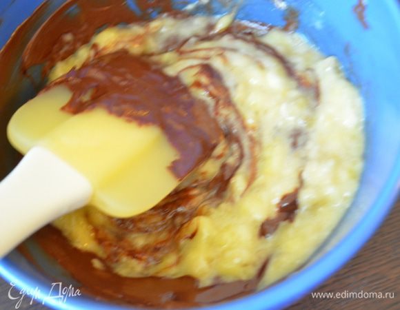 Смешать банан с шоколадом.