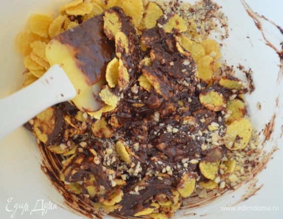 Влить шоколадный массу, добавить какао и перемешать.