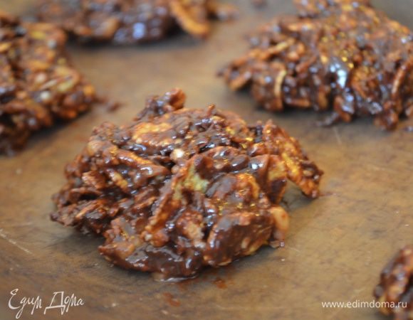 Столовой ложкой на пергамент выложить горки смеси (примерно 6 горок).