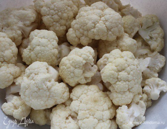 Капусту помыть и разобрать на соцветия. Положить в кастрюлю с кипящей подсоленной водой и бланшировать две минуты.