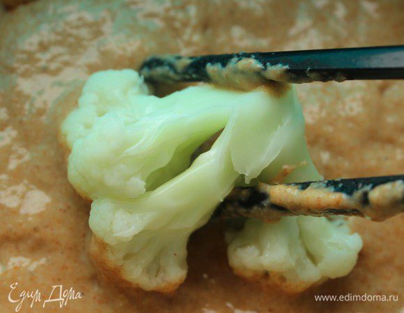 Через час готовое тесто  аккуратно перемешать, добавить остальные специи и натертый на мелкой терке сыр. Капусту обмакнуть в тесто так, чтобы она была покрыта кляром со всех сторон. Жарить в разогретом растительном масле по 1-2 минуты со всех сторон. Таким же образом жарим и  шампиньоны.