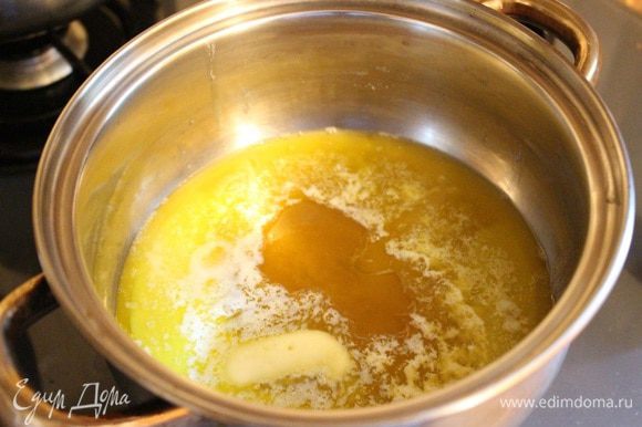 В кастрюле растопить сливочное масло с мёдом. Прогреть немного смесь и хорошо размешать венчиком.