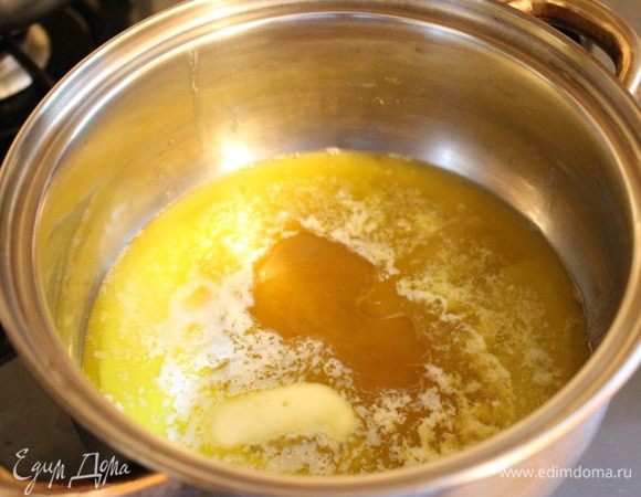 В кастрюле растопить сливочное масло с мёдом. Прогреть немного смесь и хорошо размешать венчиком.