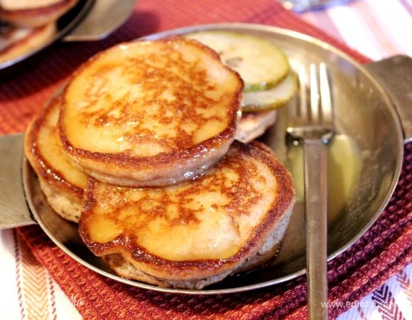 Готовые оладьи полить медовым кремом. Приятного аппетита!