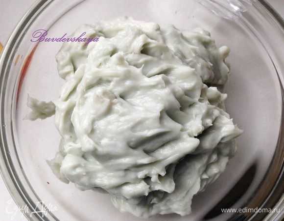 Горгонзолу взбить в блендере, постепенно добавляя сливки до получения  густого крема. Добавить соль и свежемолотый черный перец по вкусу. 