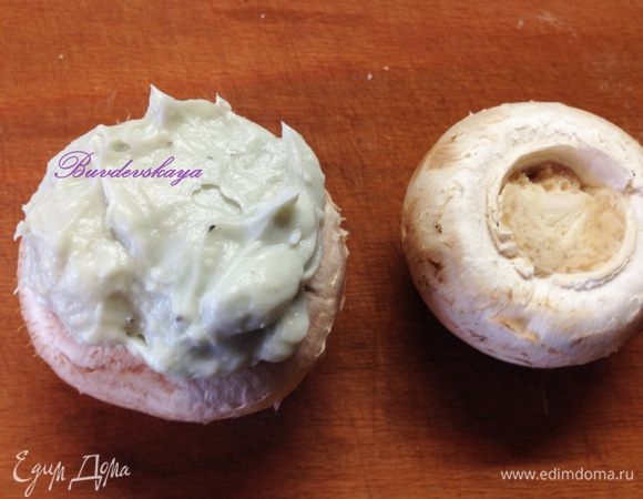 На одну шляпку шампиньона выложить крем, накрыть второй шляпкой, слегка надавив, чтобы крем выступил снаружи и обсыпать крем рубленными фисташками. ENJOY !