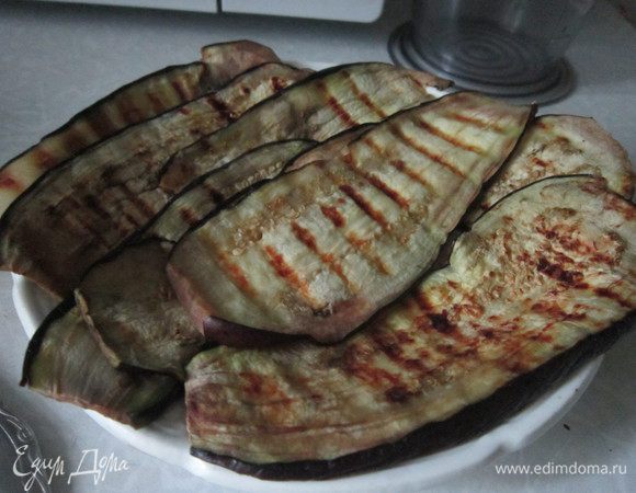 Баклажаны нарезать полосками толщиной 2-3 мм и обжарить на сковороде гриль