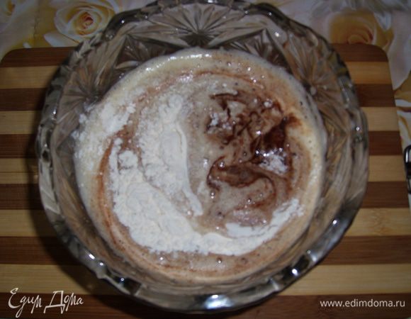 Смешать шоколадную смесь с яичной и добавить столовую ложку муки.