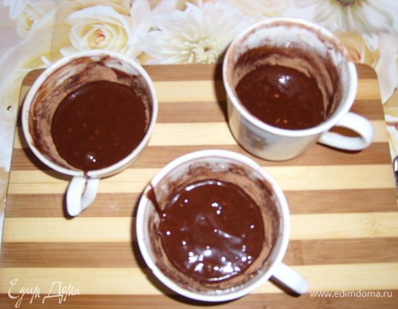 Заполнить формы на половину и выпекать 8-9 минут при 200 градусах, чтобы серединка осталась жидкой.