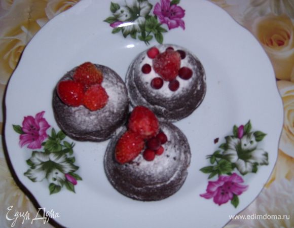 Посыпать сахарной пудрой и украсить ягодами.