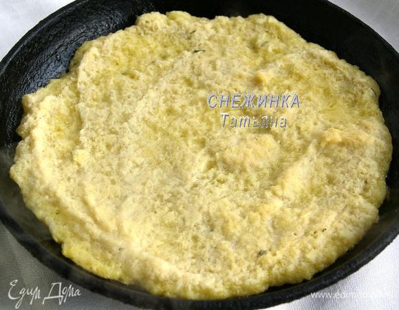 Разогреваем другую сковороду для жарки картофельной основы. Наливаем немного растительного масла, выкладываем в разогретую сковороду половину картофельной массы. Жарим до румяности на хорошем огне. В это время нарезаем колечками помидоры, натираем на мелкой тёрке сыр.