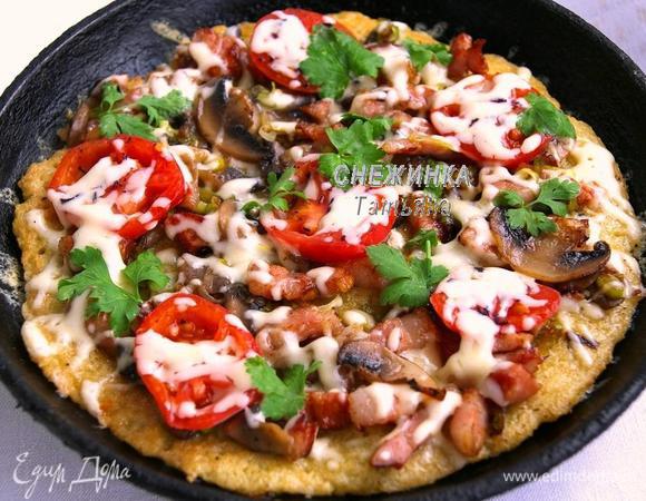 Посыпаем тёртым сыром, закрываем сковороду крышкой и жарим несколько минут до расплавления сыра. Добавляем поверх пиццы петрушку. 