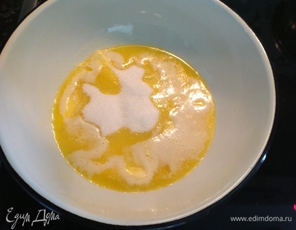 1. На плите растопить сливочное масло и добавить сахар. Перемешать. Как только масса начнет пузыриться, добавить сметану..