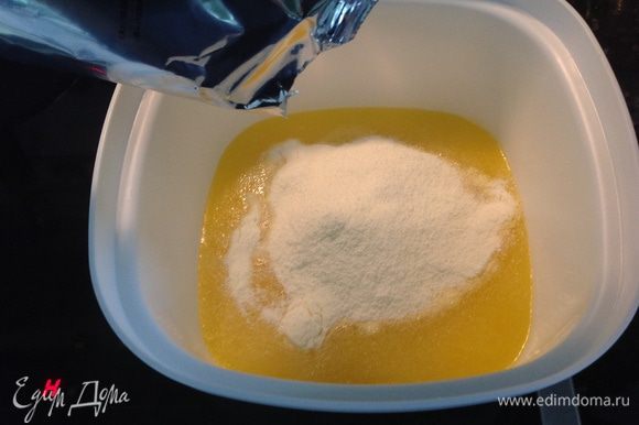 3.В нашу горячую масляную смесь добавляем ванилин на кончике ножа и следом постепенно вводим сухое молоко. Взбиваем миксером на небольших оборотах.