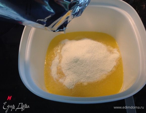 3.В нашу горячую масляную смесь добавляем ванилин на кончике ножа и следом постепенно вводим сухое молоко. Взбиваем миксером на небольших оборотах.