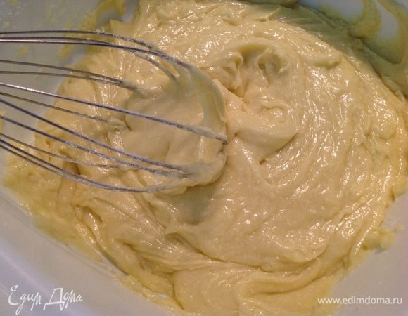 4. Взбиваем до тягучего состояния. Затем выкладываем в форму и посыпаем кешью, при этом, вдавливая их руками в массу.