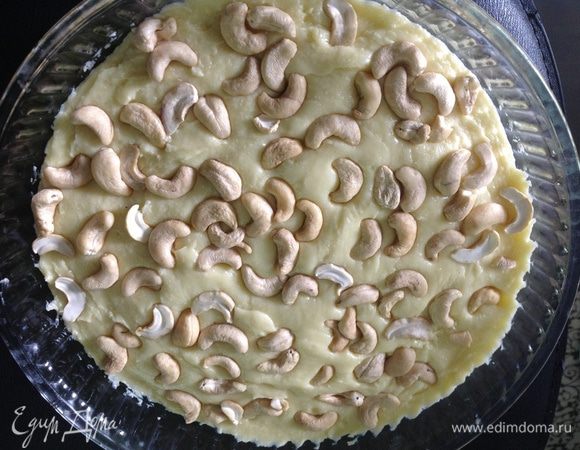 5.Так это выглядит:-) затем охлаждаем в холодильнике 1-2 часа ( но лучше подольше), тогда масса лучше застынет и ее легче будет нарезать и извлекать из формы.