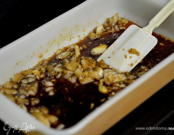 Смешаем в емкости все ингредиенты для маринада.
1/4 cтак.соевый соус,
1/4 cтак. жидкий мед,
2 ч.л цедра лайма,
3 стол.л сок лайма,
1 маленькая луковица, порубить,
2 стол.л имбирь на терке,
2 дольки чеснока, порубить,
1/2 ч.л черный перец.