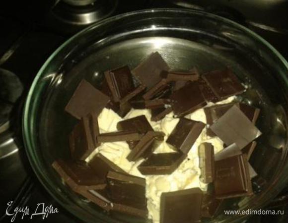 Шоколад поломать на кусочки, положить в емкость. Туда же добавить кубики масла. Сделать водяную баню - поставить емкость с шоколадом в кастрюлю с водой (вода не должна касаться низа кастрюли).
