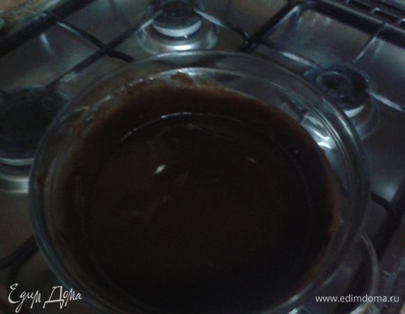 Растопить шоколад и масло в однородную смесь (периодически перемешать ложкой). Затем снять с кастрюли с водой и слегка остудить.