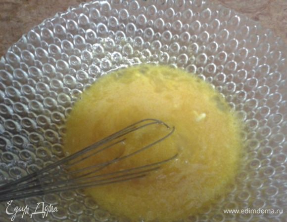 Яйца, сахар, ванилин или ванильная эссенция, соль - все хорошо перемешать до однородности.