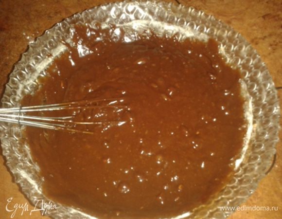 Влить шоколадную массу, одновременно перемешивая.
Добавить разрыхлитель в муку перемешать. Добавить порубленный миндаль. Все хорошо перемешать до однородности.