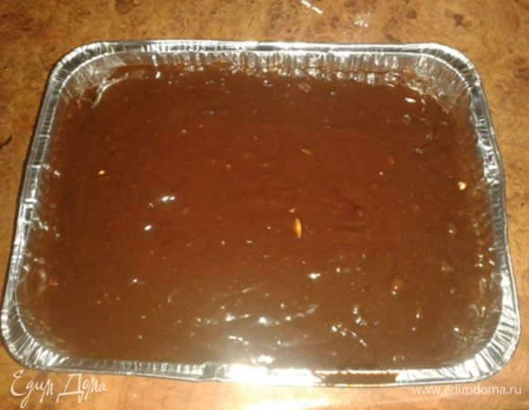 Форму смазать маслом вылить тесто, разровнять.
Поставить в разогретую до 180 градусов духовку. Выпекать примерно 20-25 минут (я выпекала 25 минут).
После выпечки остудить порезать на кусочки и подать к чаю или кофе.
