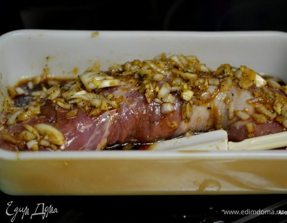 Добавить свинину, перевернуть чтоб она была в маринаде и поставить, закрыв пленкой в холодильник на час или более. Я для усиления вкуса мариную утром и к ужину ее готовлю.