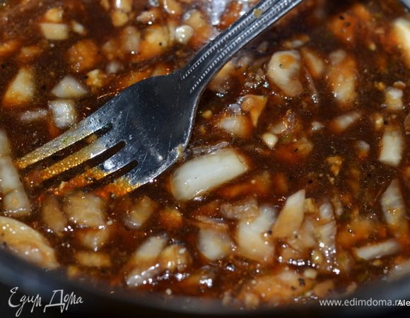 Обжарить на растит. масле маринованную свинину слегка. Переложим в жаропрочную посуду, выльем маринад на эту же сковороду и прокипятим примерно 1 мин.