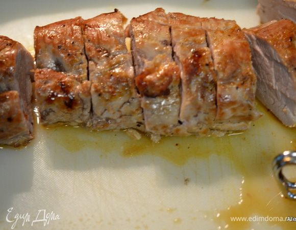 Поставим свинину в горячую духовку на 200 гр и готовим примерно 20 мин. по рецепту, я до полной готовности довожу. Это 45 мин.
Достанем из духовки, дадим ей постоять 5 мин. и после разрезаем на порции.