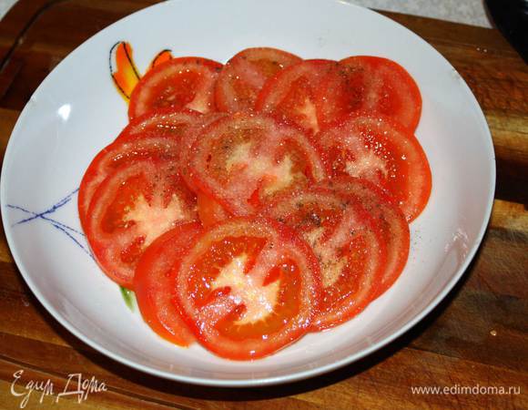 Помидорки порежем кружочками, посолим, поперчим, чуть присыпем сахаром и отставим в сторону.