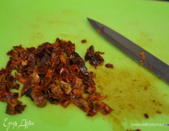 Порежем мелко вяленые томаты. Масло от томатов сохранить для смазки булочек.
