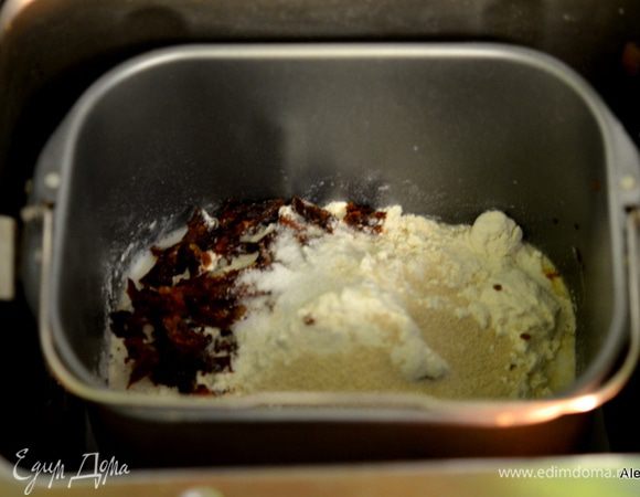 Загружаем как указано в рекомендациях, сначала жидкие продукты, как
теплое молоко, затем сухие. Сверху вяленые томаты и дрожжи. Поставим режим тесто , у меня цикл идет 1 ч.30 мин.
Как машина подала сигнал готовности,отключаем от сети и даем постоять 10 мин. Или можно переложить в теплое место без сквозняков.