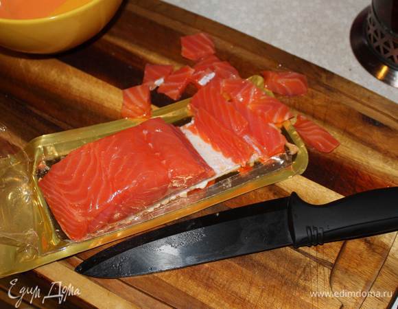 Сделаем заправку. смешаем сметану, горчицу, хрен, добавим цедру и сок лимона, соль и перец по вкусу. Рыбу порежем небольшими кусочками.