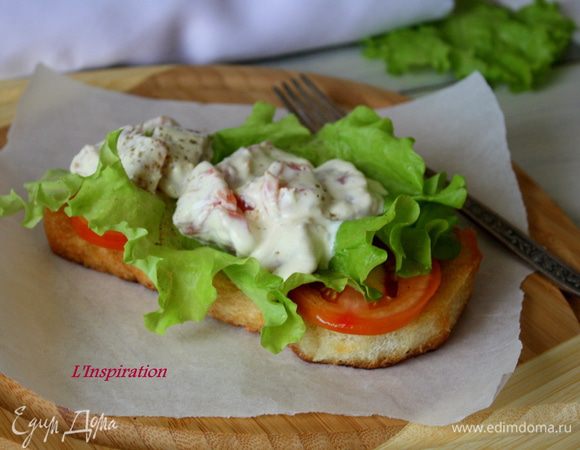 Положим на него несколько ломтиков помидорок, сверху зеленый салат и форель в соусе. Можно подать и просто салатом,  порезав кубиками обжаренный хлеб.