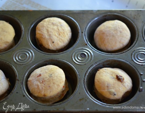 Поделим тесто на 12 равных частей. Скатаем булочки. Выложить на противень с бумагой для выпечки.
Я слегка раскатала и вырезала стаканом тесто. Разложила в смазанные формочки для маффинов.
Поставить в теплое место на 30-45 мин. для увеличения объема теста.