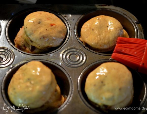 Поставить в духовку, смазав булочки маслом от томатов или оливковым маслом.