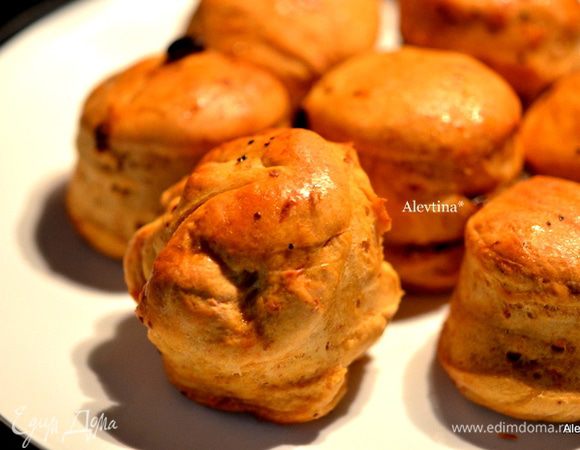 Подаем теплыми, булочки улетают мгновенно.